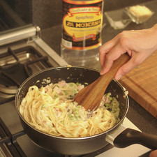 Agregar la pasta ya cocida a la mezcla de chícharos con jamón y revolver bien. S 1834 1475634646