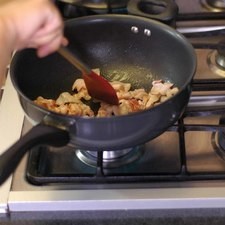 Calentar el sartén y cuando esté caliente, agregar el tocino picado, moviendo constantemente hasta que quede dorado. Rs 1479238599