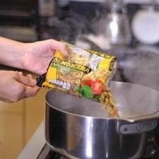 Para cocer la pasta, poner mucha agua a hervir, agregar sal y cuando recupere el hervor añadir la pasta. Dejar cocer de 7 a 11 minutos hasta que esté al dente, firme por dentro y suave por fuera. Rs 1479238735