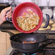 Agregar la pasta en el caldo y revolver. Rs 1479238752