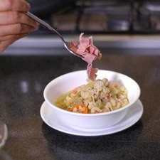 Servir y espolvorear un poco de queso parmesano y trozos de jamón. Rs 1479238760