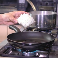 En el mismo sartén sofreír la cebolla picada un par de minutos, tocino, el caldo de pollo, la zanahoria. Rs 1479238896