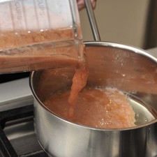 Sofreír la salsa molida en un sartén con un poco de aceite vegetal.