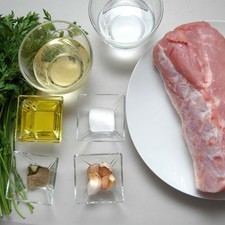 Ingredientes para receta 4 dientes de ajo 1 manojo de perejil aceite de oliva al gusto 1 taza de vino blanco 1 taza de agua sal al gusto pimienta negra molida al gusto 1 1/2 kilogramos de lomo de puerco