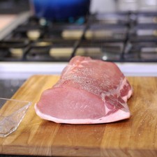 Colocar el lomo de puerco sobre la tabla para picar y salpimentar por todos lados.
