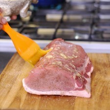 Untar con la mezcla del ajo martajado con la ayuda de la brocha.