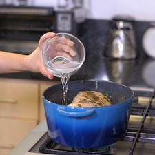 Añadir agua, tapar y continuar cociendo a fuego bajo hasta que esté cocido.