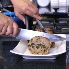 Para servir rebanar el lomo colocar en un platón y servir acompañado de puré de papa o ensalada.