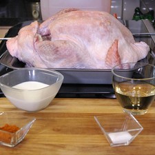 Ingredientes para receta 1 pieza de pavo aceite de cacahuate al gusto sal al gusto pimienta de cayena al gusto 1 taza de vino blanco 1 taza de leche de vaca Rs 1479773876