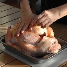 Sazonar el pavo con sal y pimienta de cayena por dentro y por fuera. Rs 1479773999