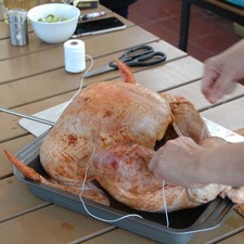 Amarrar bien el pavo a un gancho de acero que servirá para meter el pavo en la olla. Rs 1479774019
