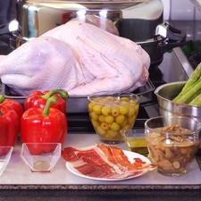 Ingredientes para receta 1 pieza de pavo entero 2 manojos de espárragos jamón serrano al gusto aceite de oliva al gusto sal al gusto pimienta negra molida al gusto 300 gramos de aceitunas rellenas de pimiento 4 piezas de pimiento morrón rojo 200 gramos de champiñones en escabeche