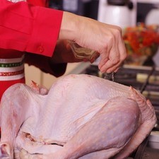 Para preparar el pavo retirar las vísceras del pavo y enjuagarlo bien con agua. Salpimentar por todos lados.