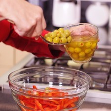 Añadir en un tazón los pimientos morrón en julianas, las aceitunas, espárragos picados.