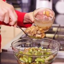 Añadir un poco de los champiñones en escabeche.