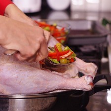 Rellenar el pavo con una parte de la mezcla de pimientos y el jamón serrano picado.