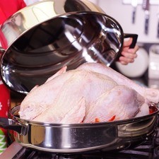 Tapar la pavera, y calentar sobre la estufa a fuego medio de 2 a 3 horas dependiendo del peso del pavo.