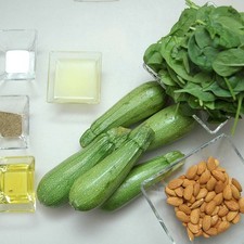 Ingredientes para receta 5 piezas de calabacita italiana 3 tazas de espinaca baby 3 cucharadas de aceite de oliva sal al gusto pimienta negra molida al gusto 3 cucharadas de jugo de limón 1 taza de almendras Rs 1479848207