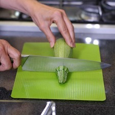 Cortar las calabacitas en medias lunas y reservar. Rs 1479848223