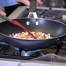 Calentar un sartén y cuándo esté caliente tostar los trozos de almendra moviendo constantemente para que queden tostadas pero no quemadas. Rs 1479848251