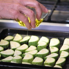 Colocar en una charola las medias lunas de calabacita y añadir un poco de aceite de oliva, sal y pimienta. Meter la charola al horno y hornear a (350° F) o (175 ° C) durante 15 minutos o hasta que las calabacitas se vean tiernas. Retirar del horno y reservar. Rs 1479848262
