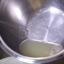 Añadir en un tazón el jugo de limón y un poco de sal. Revolver bien con la ayuda del batidor de globo para integrar todo. Rs 1479848293