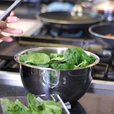 Agregar al tazón las calabacitas horneadas, hojas de espinaca. Rs 1479848306