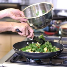 Calentar en un sartén el resto del aceite de oliva y cuando esté caliente añade la ensalada saltea un minuto y apaga el fuego. Rs 1479848357