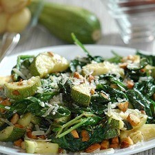 Servir caliente decorada con almendras y trozos de queso parmesano. Rs 1479848365