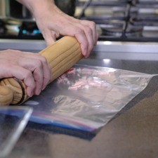 Colocar los bastones de caramelo dentro de una bolsa de ziploc y sellar. Triturar con la ayuda del rodillo para que queden trocitos pequeños.