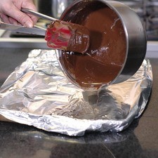 Vaciar el chocolate derretido en la charola con papel aluminio y dejar enfriar durante unos minutos.