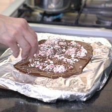 Colocar sobre el chocolate trocitos de caramelo y dejar secar totalmente.