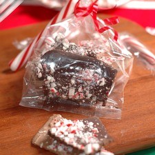 Colocar las lajas de chocolate en una bolsa de celofán y amarrar con listón curly.