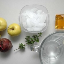 Ingredientes para receta 3 piezas de manzana amarilla 1/4 pieza de betabel 1 rama de hierbabuena 1/4 taza de miel de agave 1 1/2 litros de agua hielo al gusto