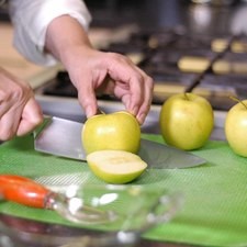 Cortar la manzana en trozos medianos descartando el corazón y semillas.