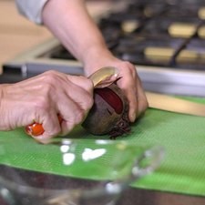 Pelar el betabel y cortar en trozos.