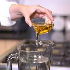 Agregar la miel de agave a la jarra con agua y mezclar hasta disolver.