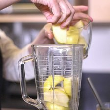 Colocar en el vaso de la licuadora la manzana.