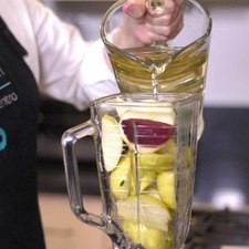 Añadir un poco del agua endulzada. Moler hasta obtener una mezcla homogénea.