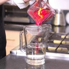 Colar hacia la jarra con el resto del agua y revolver.