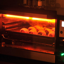 Colocar en una fuente para horno y hornear a 350°F (175°C) durante 15 a 20 minutos hasta que el tocino esté dorado. Escurrir sobre una toalla absorbente.
