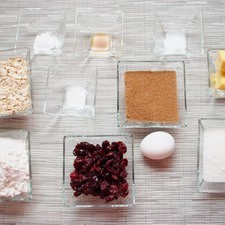 Ingredientes para receta 1/2 taza de mantequilla 1/2 taza de azúcar mascabado 1/2 taza de azúcar blanca 1 pieza de huevo 1/2 cucharita de extracto de vainilla 1 taza de avena 1 taza de harina de trigo 1/2 cucharita de bicarbonato de sodio 1/2 cucharita de polvo para hornear (levadura química) 1/2 cucharita de sal 1 taza de arándanos deshidratados mantequilla al gusto