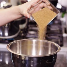 Batir la mantequilla en un tazón con el azúcar mascabado.