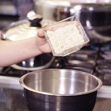 Colocar en un tazón la avena.