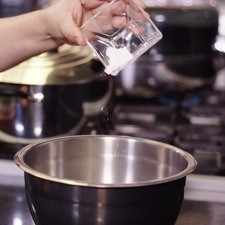 Añadir harina de trigo, bicarbonato de sodio, polvo para hornear y sal. Revolver con la ayuda de una pala para integrar todo.
