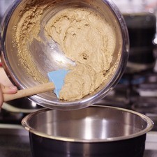 Agregar la mezcla de mantequilla a la mezcla de harina y revolver muy bien para integrar todos los ingredientes.