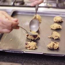 Colocar una cucharada de mezcla sobre la charola hasta terminar con la masa dejando un espacio entre cada galleta. Hornear durante 12 minutos o hasta que las galletas se vean ligeramente doradas.