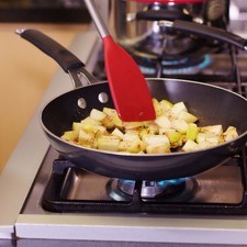 Agregar los trozos de manzana y canela, saltear unos minutos y reservar.