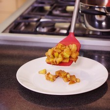 Para servir colocar un poco de manzana sobre el plato.