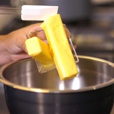 Precalentar el horno a 180 ºC. En un tazón batir la mantequilla, azúcar y vainilla hasta que la mezcla esté cremosa. Agregar gradualmente la harina y fécula de maíz, batiendo hasta integrar por completo.